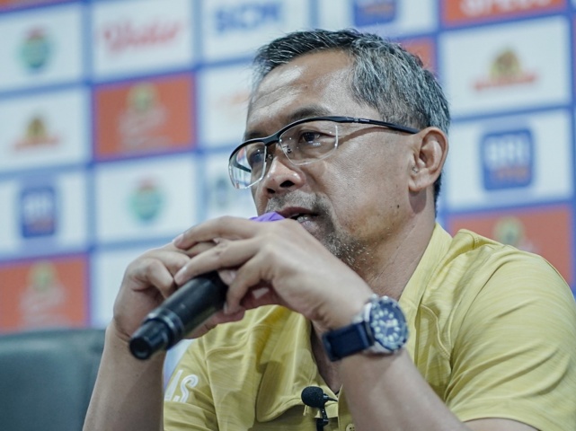 Liga 1 2022/2023: Kompak! Aji Santoso dan Seto Nurdiantoro Mengeluhkan Jam Kickoff Kemalaman