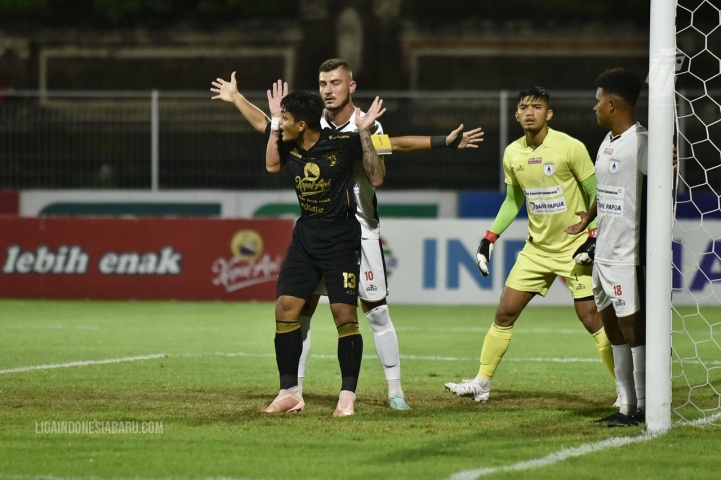 Takluk dari Persipura, Persebaya: Sekarang yang Menentukan Pemain yang Tanding Bukan Pelatih, Tapi PCR
