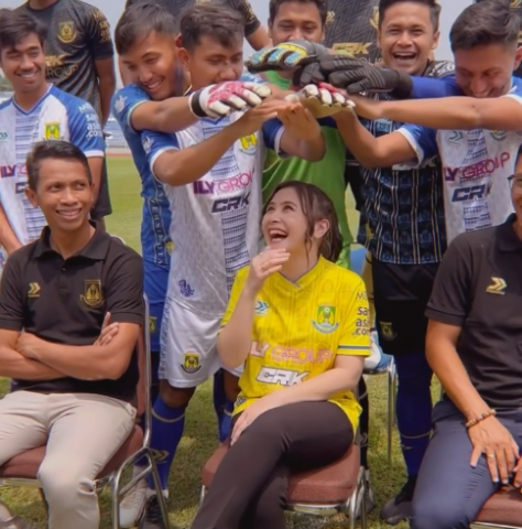 Eks-Presiden Inter Milan Berbagi Ilmu Kelola Klub Bola kepada Pemilik Persikota Prilly Latuconsina