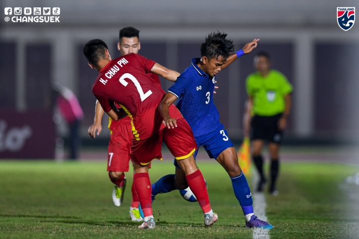 Vietnam dan Thailand Terindikasi Main Mata, Suporter Bentangkan Spanduk Bertuliskan “AFF Mafia”